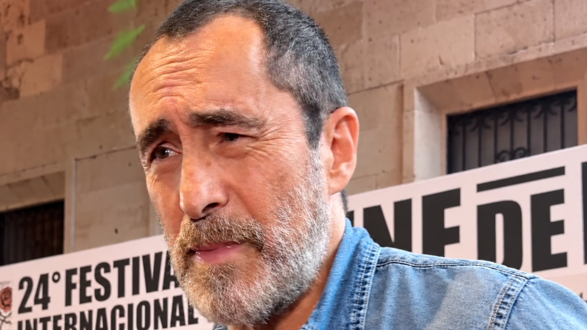 El actor Demián Bichir habla ante la prensa sobre la cobertura periodística en torno a Claudia Sheinbaum durante un festival de cine. (Instagram)