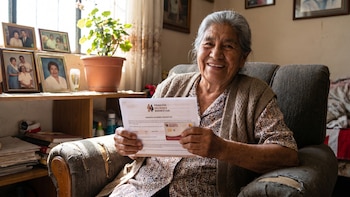 Qué documentos necesitas para que tu mamá cobre la Pensión Mujeres Bienestar sin salir de casa