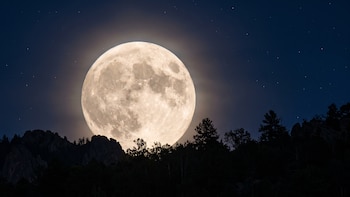 Calendario lunar octubre 2026: fechas y horarios de las fases lunares más hermosas