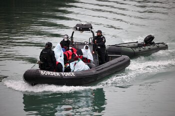 Un bote que acarrea refugiados