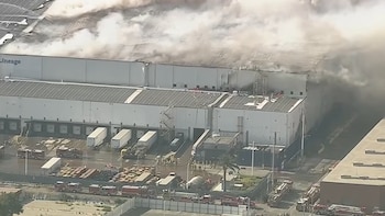 El incendio en Boyle Heights podría seguir activo durante días y varias escuelas trasladan sus actividades