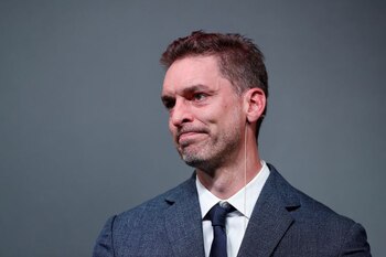Pau Gasol durante una rueda de prensa en el Teatro Liceu, Barcelona, España, 5 de octubre de 2021. REUTERS/Albert Gea