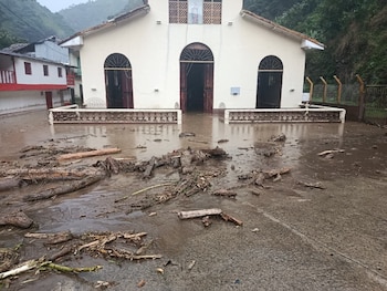 La fuerza del agua inundó sectores del templo de Santa Inés tras la avenida torrencial que golpeó al corregimiento. - crédito @DenunciasAntio2/X