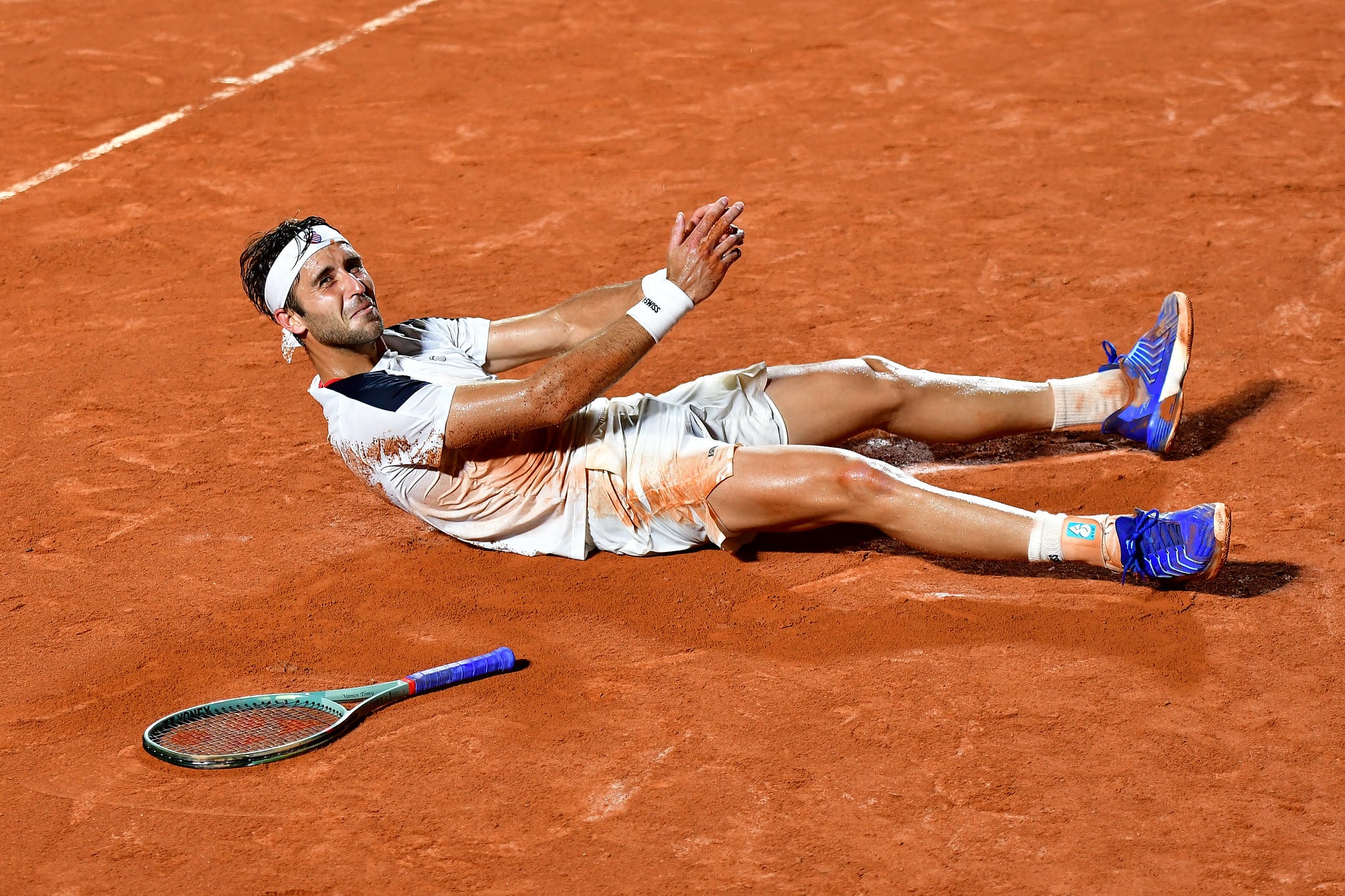Tras el último punto, Tomás Etcheverry se dejó caer sobre el polvo de ladrillo del torneo brasileño e inició el festejo (Fuente: Río Open)
