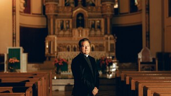 El sacerdote, el político y