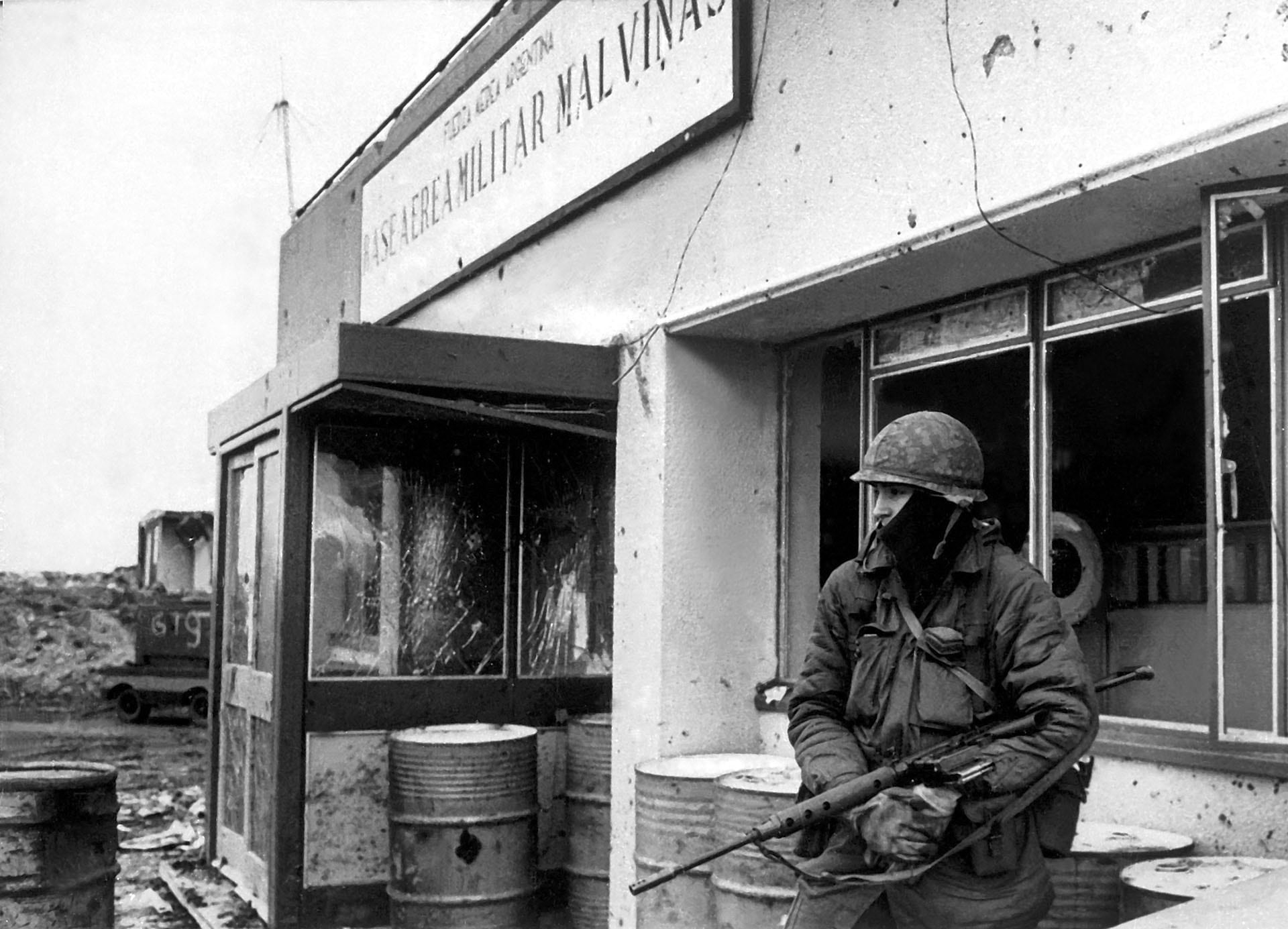 Un soldado custodia una base aérea de la Fuerza Aérea Argentina en Malvinas. (Foto:
Eduardo Farré).