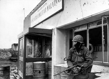 Un soldado custodia una base aérea de la Fuerza Aérea Argentina en Malvinas. (Foto:
Eduardo Farré).