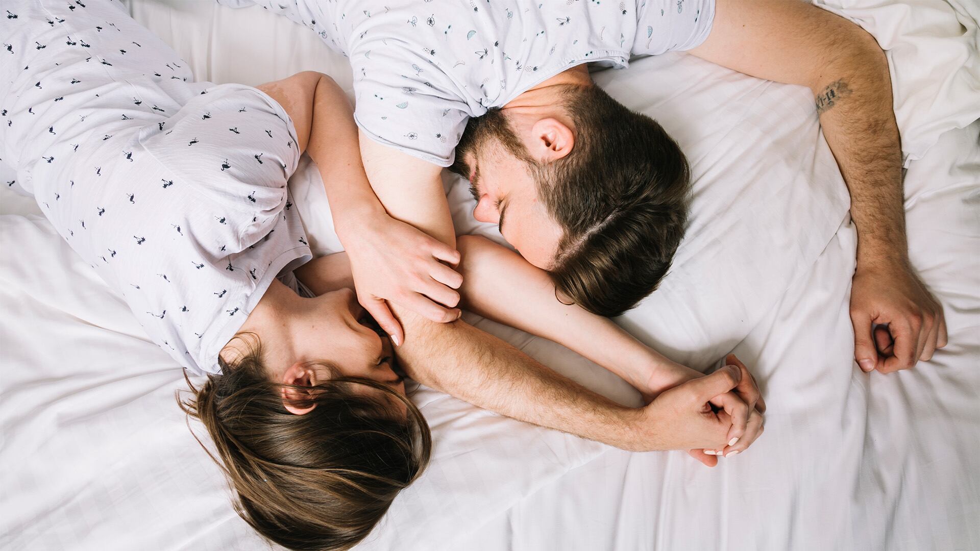 Las consecuencias de dormir abrazados. Crédito: Freepik