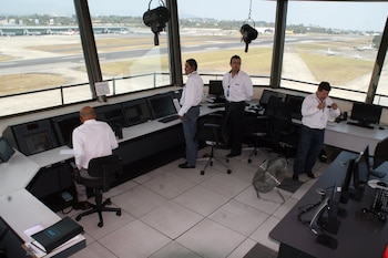 La Dirección General de Aeronáutica Civil y la COCESNA presentaron la reestructuración de las rutas aéreas de Guatemala ante el aumento de vuelos.