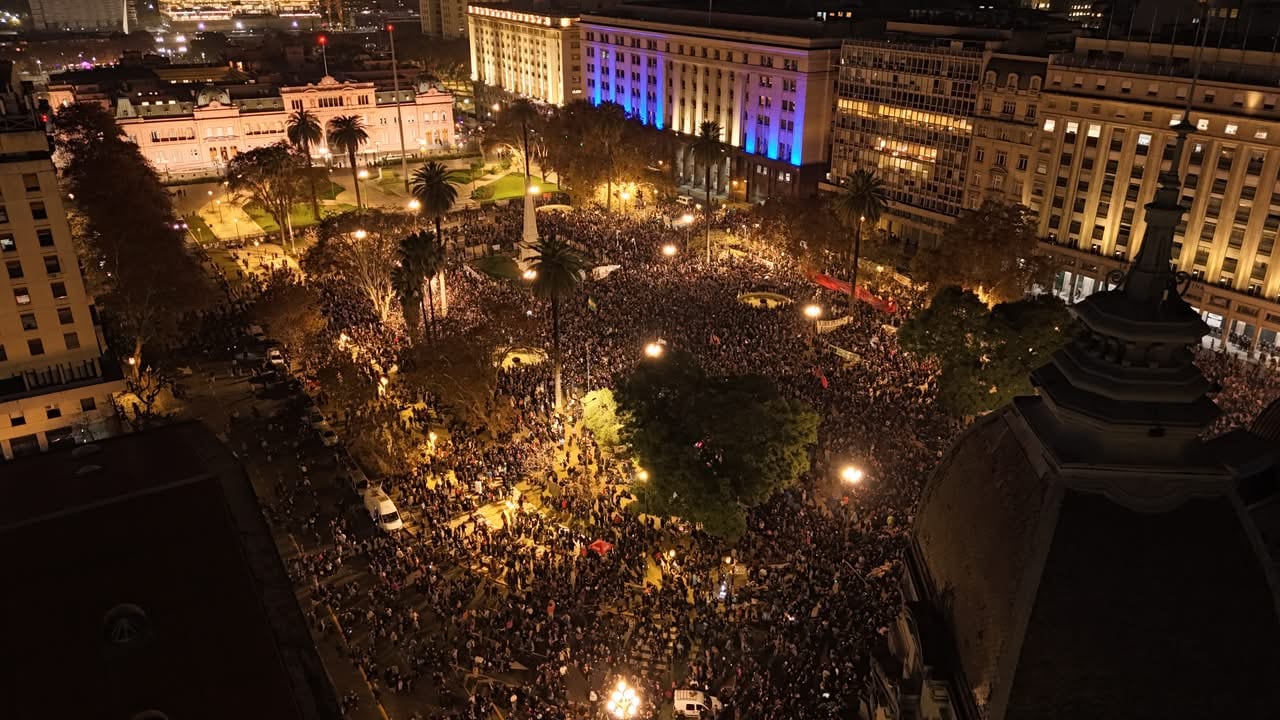 Duranta el sábado una multitud se concentró en Plaza de Mayo para conmemorar al Indio Solari (Fotografía: Gastón Taylor)