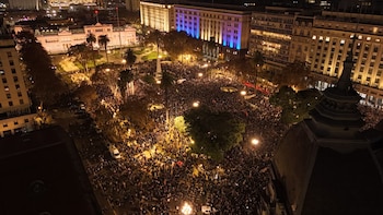La Plaza de Mayo despide al Indio Solari con música, llanto, abrazos y pogo: “Hoy se murió el poeta de mi vida”