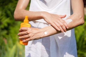 Joven aplicándose crema solar. (ZHANNA DANILOVA/Europa Press))