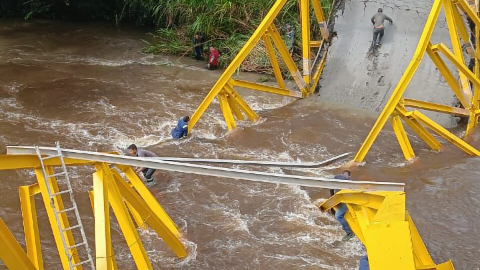El puente Triunfo en Boyacá sufrió un colapso estructural que generó alarma en la comunidad de Ricaurte - crédito Gustavo León/Grupo de difusión