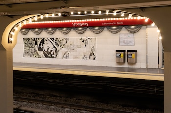 La ambientación incluye elementos propios