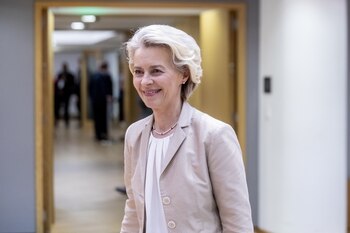 La presidenta de la Comisión Europea, Ursula von der Leyen, llega a una mesa redonda en el segundo y último día de la cumbre de la Unión Europea. Hatim Kaghat/Belga/dpa/Archivo