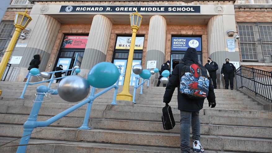 El calendario escolar 2026-2027 de Nueva York retrasa el inicio de clases seis días respecto a años anteriores y genera preocupación entre las familias (AP)