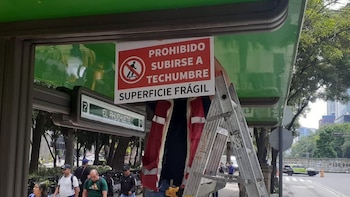Metrobús frena celebraciones mundialistas: cierra estaciones para que la afición evite subirse a los techos