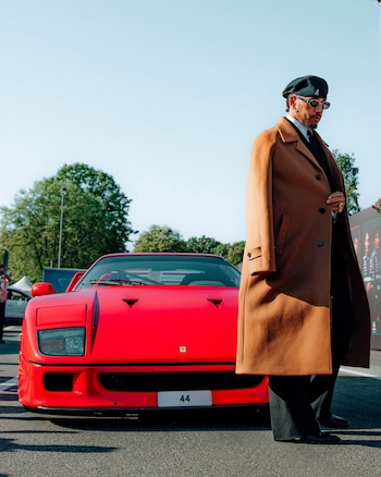Lewis Hamiltona arribó con su Ferrari F40 a Monza para correr en la Fórmula 1