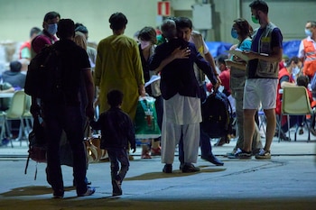 Afganos en el aeropuerto de