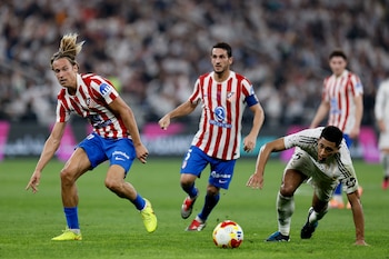 Jude Bellingham disputa un balón con Marcos Llorente durante la semifinal de la Supercopa de España entre el Atlético de Madrid y el Real Madrid. EFE/Kai Forsterling