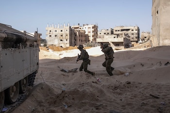 Soldados y tanques israelíes en