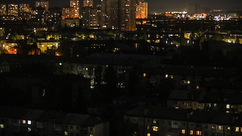 Un ataque masivo de Rusia deja a oscuras buena parte de Kiev