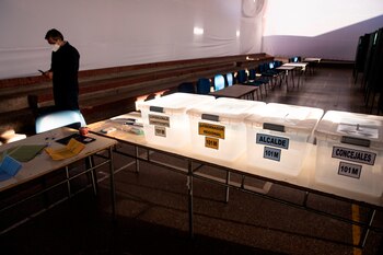 Urnas de votación en el Colegio Providencia, uno de los centros habilitados durante los días 15 y 16 de mayo para los comicios en los que los chilenos elegirán representantes municipales, gobernadores regionales y constituyentes para la redacción de la nueva Carta Magna. EFE/ Alberto Valdés