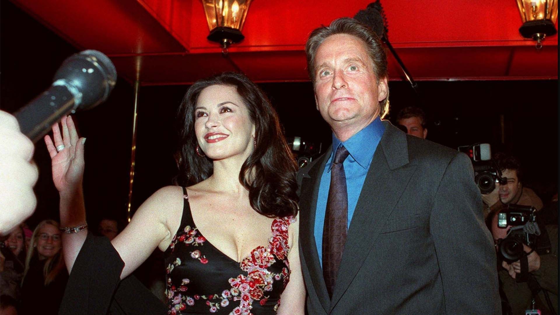 Cuando Zeta-Jones le pidió exclusividad, Douglas contó que tuvo que llamar a las cinco mujeres para poner fin a esas relaciones. (AP Photo/Mitch Jacobson, file)