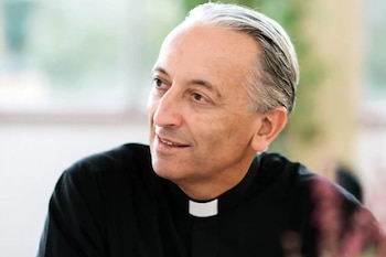 El sacerdote español Fernando Cuevas ideó en Valencia un sistema para unir a católicos practicantes que buscan casarse