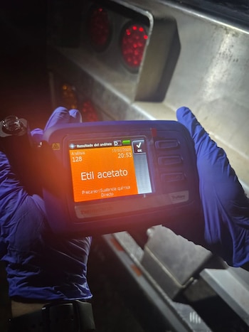 Las autoridades secuestraron mercadería por 500 mil dólares. En esta imagen identificaron Etil Acetato, una sustancia precursora