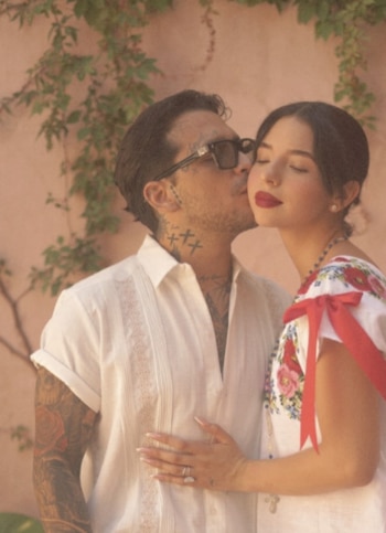 La dinámica de felicitaciones cambió en el cumpleaños número 22 de la intérprete, en esa fecha, el cantante mantuvo un comportamiento idéntico al actual sin publicar mensajes iniciales en sus cuentas verificadas.