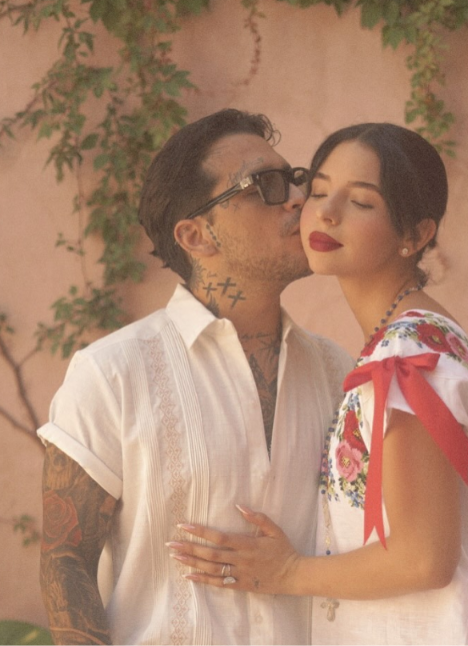 La dinámica de felicitaciones cambió en el cumpleaños número 22 de la intérprete, en esa fecha, el cantante mantuvo un comportamiento idéntico al actual sin publicar mensajes en sus cuentas. (Ig: angela_aguilar_)