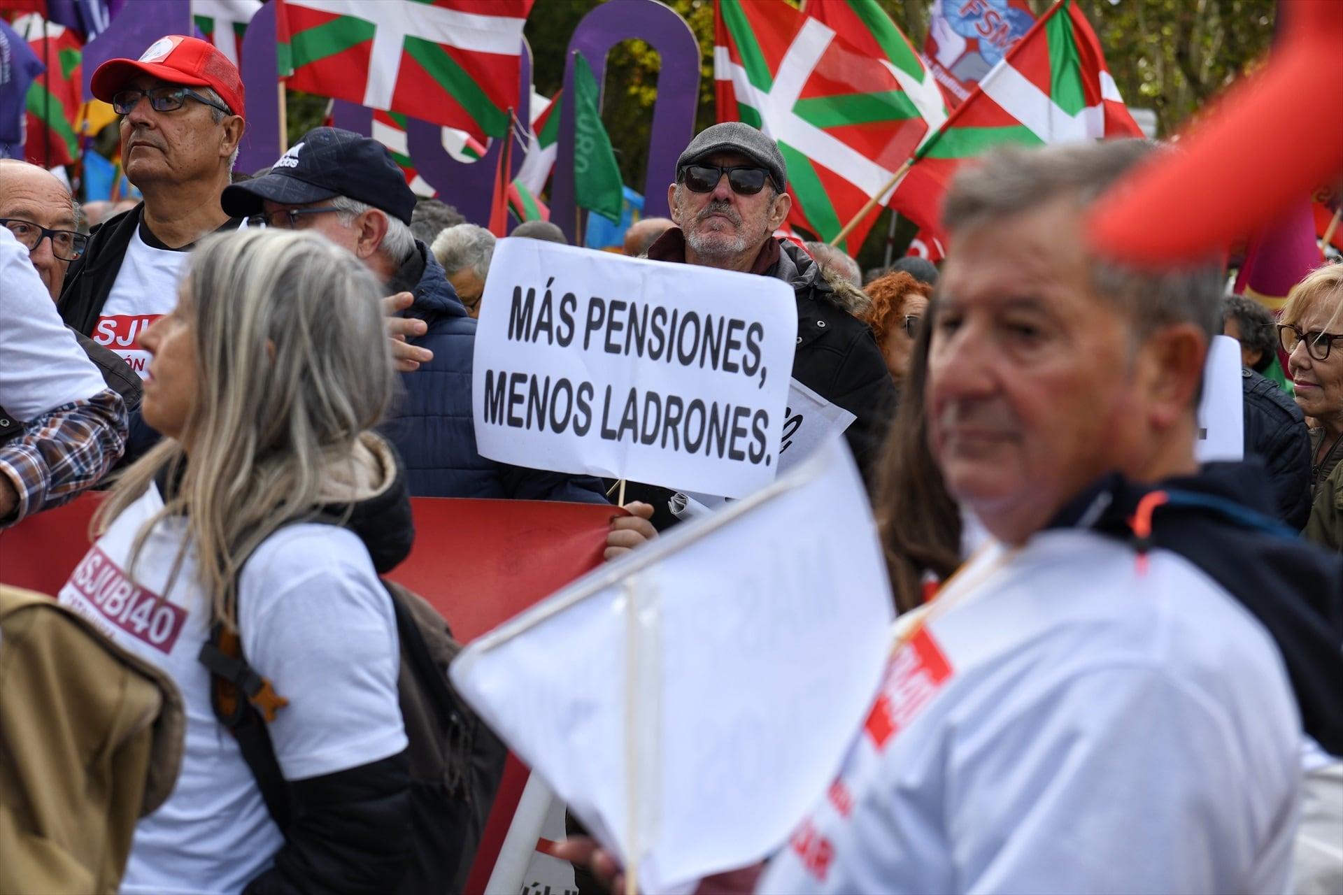 Decenas de personas portan carteles y banderas durante una concentración de pensionistas. Fernando Sánchez / Europa Press