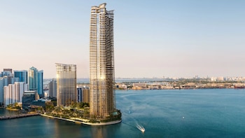 El hotel Mandarin Oriental de Miami se despide tras 25 años, inicia la mayor demolición en una década y da paso a torres de lujo