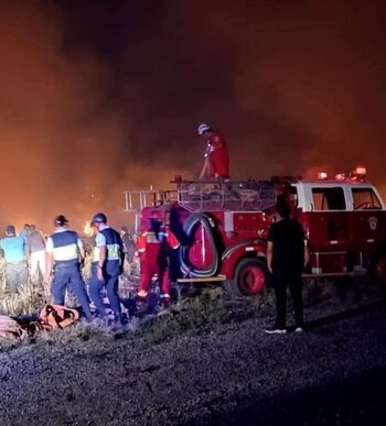 Bomberos trabajan para apagar incendio
