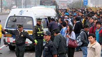 Falta de buses en Lima ha provocado que los usuarios del transporte público no puedan llegar a tiempo a sus centros de labores.