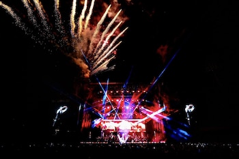 Un show de fuegos artificiales iluminó el cielo lluvioso, cerrando una jornada histórica de música. (Cortesía: Redes sociales)