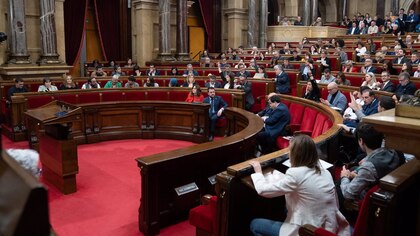 Calendario de investidura de las elecciones catalanas: ¿cuándo podrían presentarse Illa o Puigdemont?