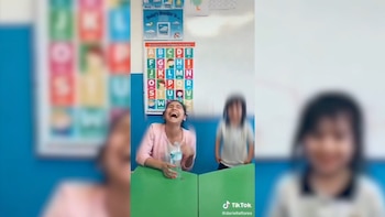 La profesora apretó con fuerza