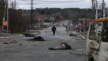 La fatídica calle Yablunska de Bucha, en las afueras de Kyiv. Sembrada de cadáveres de los asesinados por las tropas rusas. Allí, ahora, buscan a los vecinos que colaboraron con las fuerzas de ocupación. (AFP)