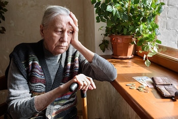 Una pensionista contando billetes de