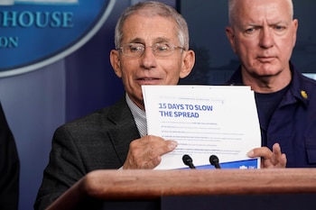 Fauci durante una conferencia de