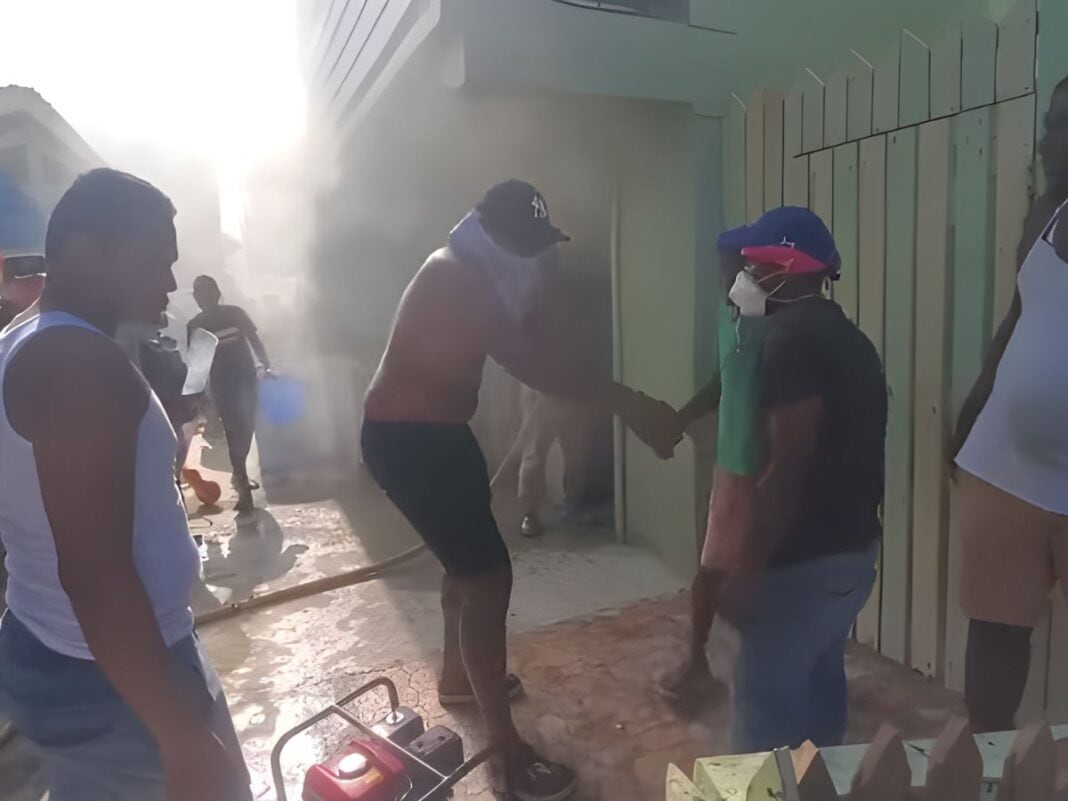Diversos incidentes recientes, como el incendio en un centro educativo ocupado por manifestantes, han elevado la alarma social antes de los comicios en Guanaja. (Foto: Cortesía)