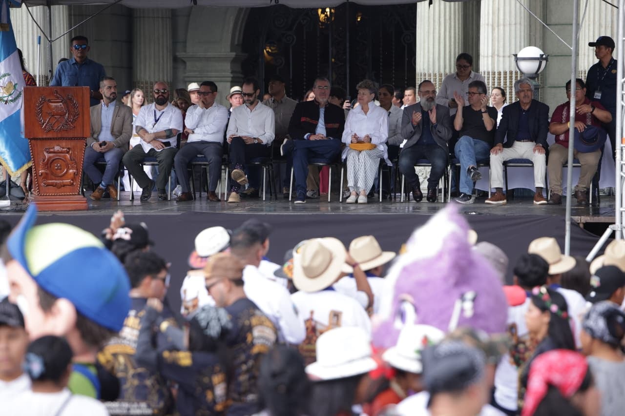 El presidente Bernardo Arévalo, junto a su esposa Lucrecia Peinado y otros funcionarios observan el paso de los conviteros. (Ministerio de Cultura y Deportes de Guatemala)