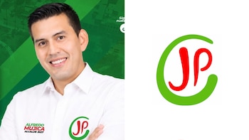Retrato de Alfredo Mujica sonriendo con camisa blanca junto al logotipo del partido político Juntos por el Perú
