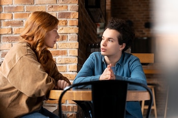 Imagen de dos personas manteniendo