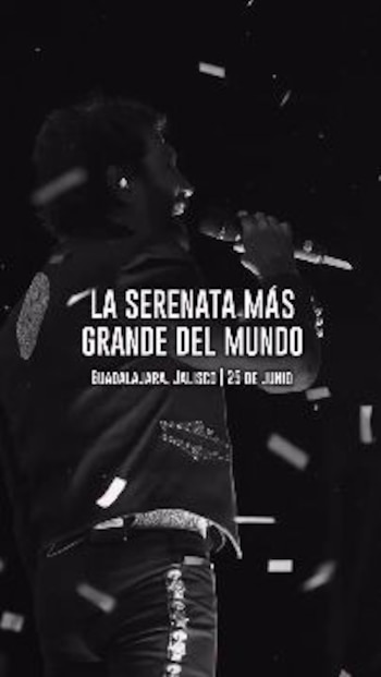 Hombre de espaldas en escenario, con traje de mariachi, sosteniendo un micrófono. Texto: 'LA SERENATA MÁS GRANDE DEL MUNDO GUADALAJARA, JALISCO | 25 DE JUNIO'
