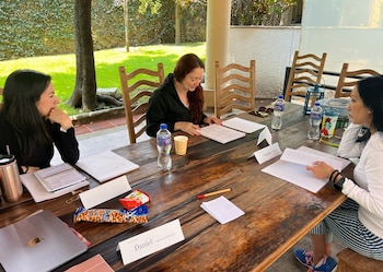 Natalia Traven y Georgina durante la lectura del guion. (cortesía)