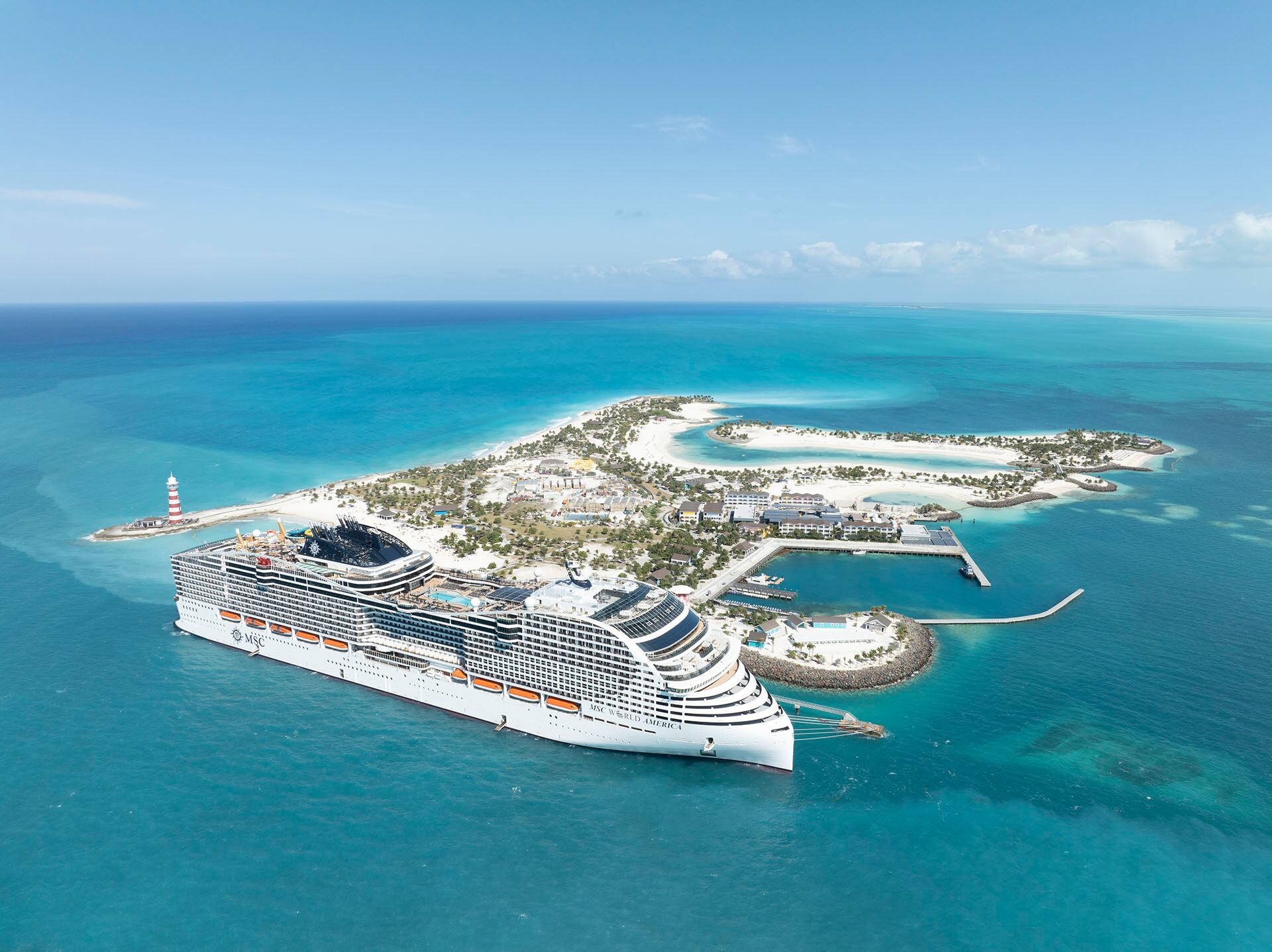 El crucero, fondeado frente a la isla Ocean Cay MSC Marina Reserve