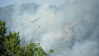 Las tormentas eléctricas prenden fuego a León: cuatro incendios activos, vecinos confinados y cortes en carreteras y trenes